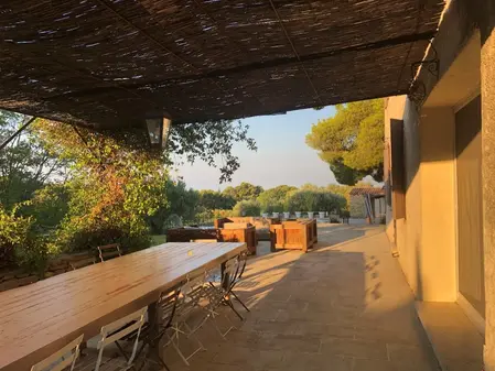 La terrasse du mas Muscat au lever du soleil